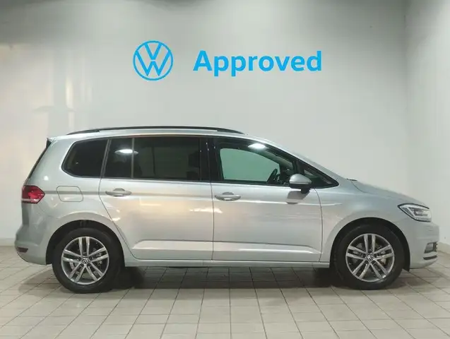 Volkswagen Touran view 3