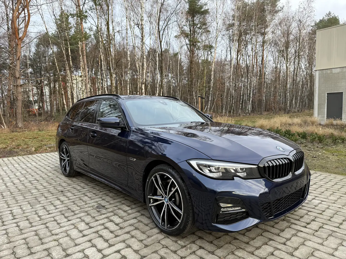 BMW 330 330e Touring Aut. M Sport Bleu - 1