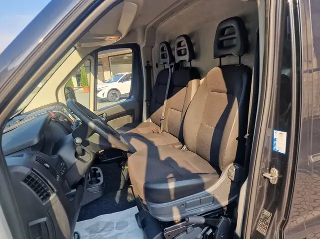 Peugeot Boxer view 3