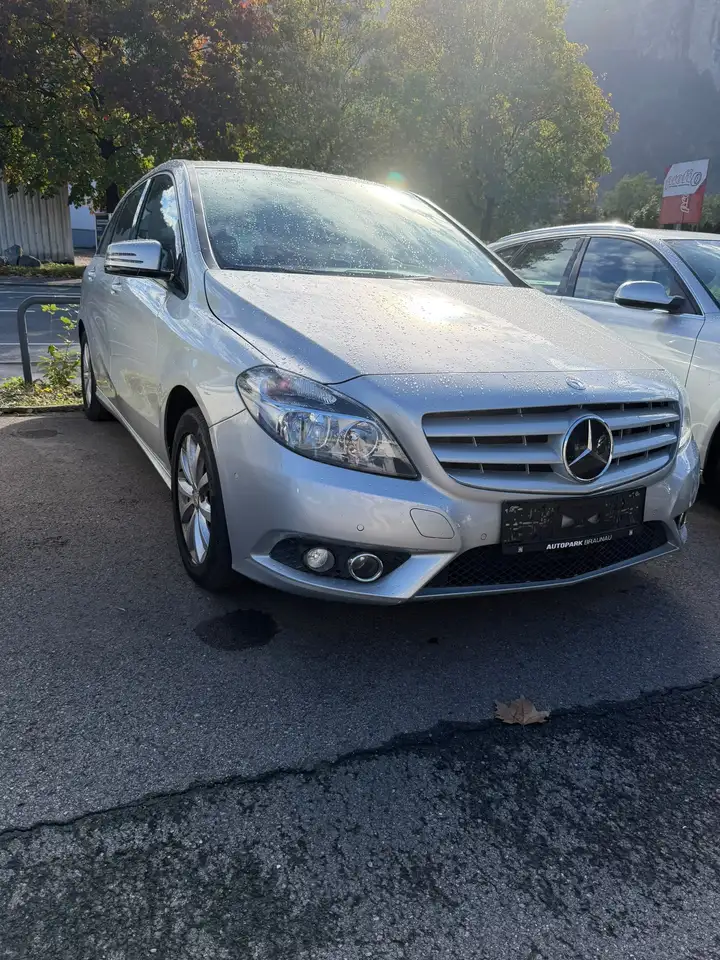 Mercedes-Benz B 180