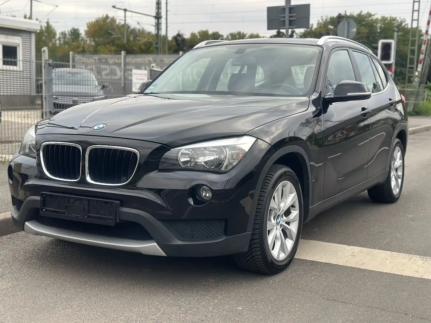 BMW X1 18 d xDRIVE*MOD.2013+ALLRAD+SHZ+PDC* Noir - 1