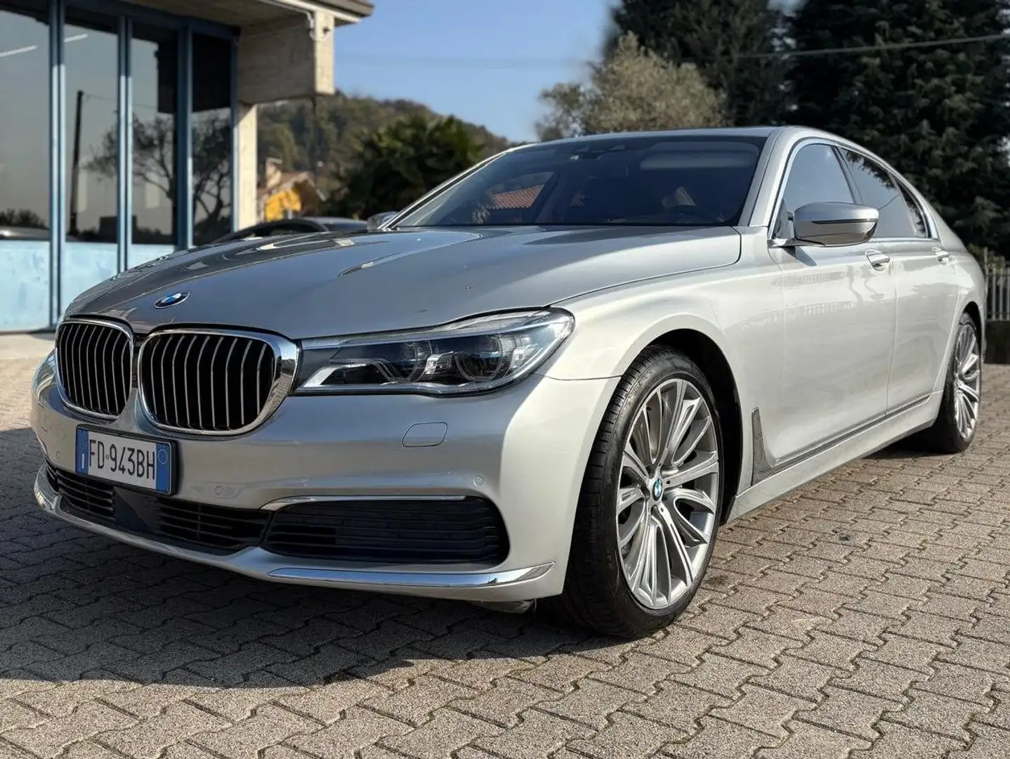 BMW 750 Serie 7 750i xdrive Luxury auto Grigio - 1