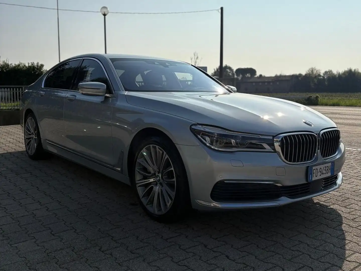 BMW 750 Serie 7 750i xdrive Luxury auto Grigio - 2