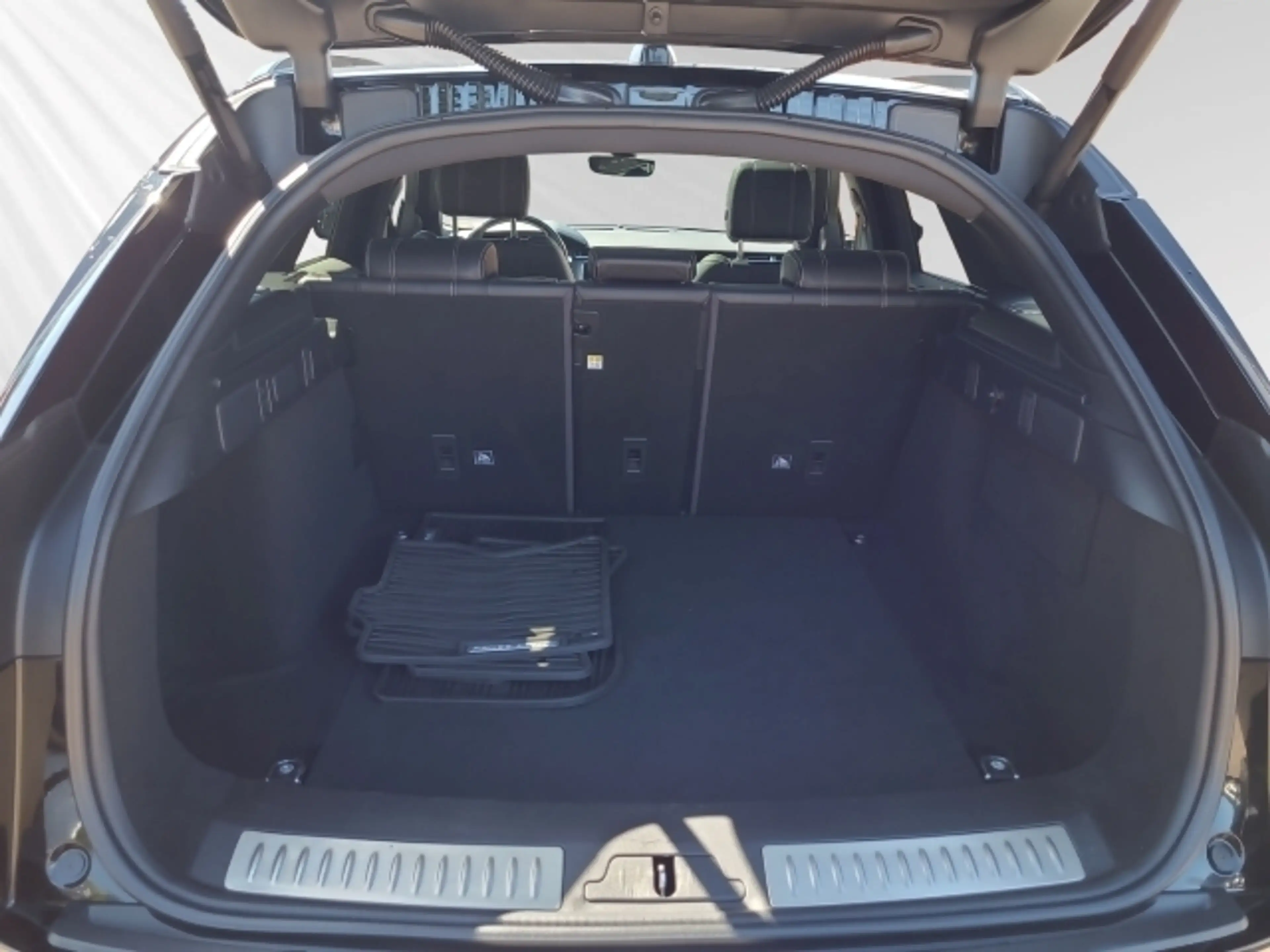 Land Rover Range Rover Velar D300 R-Dynamic SE — photo 6