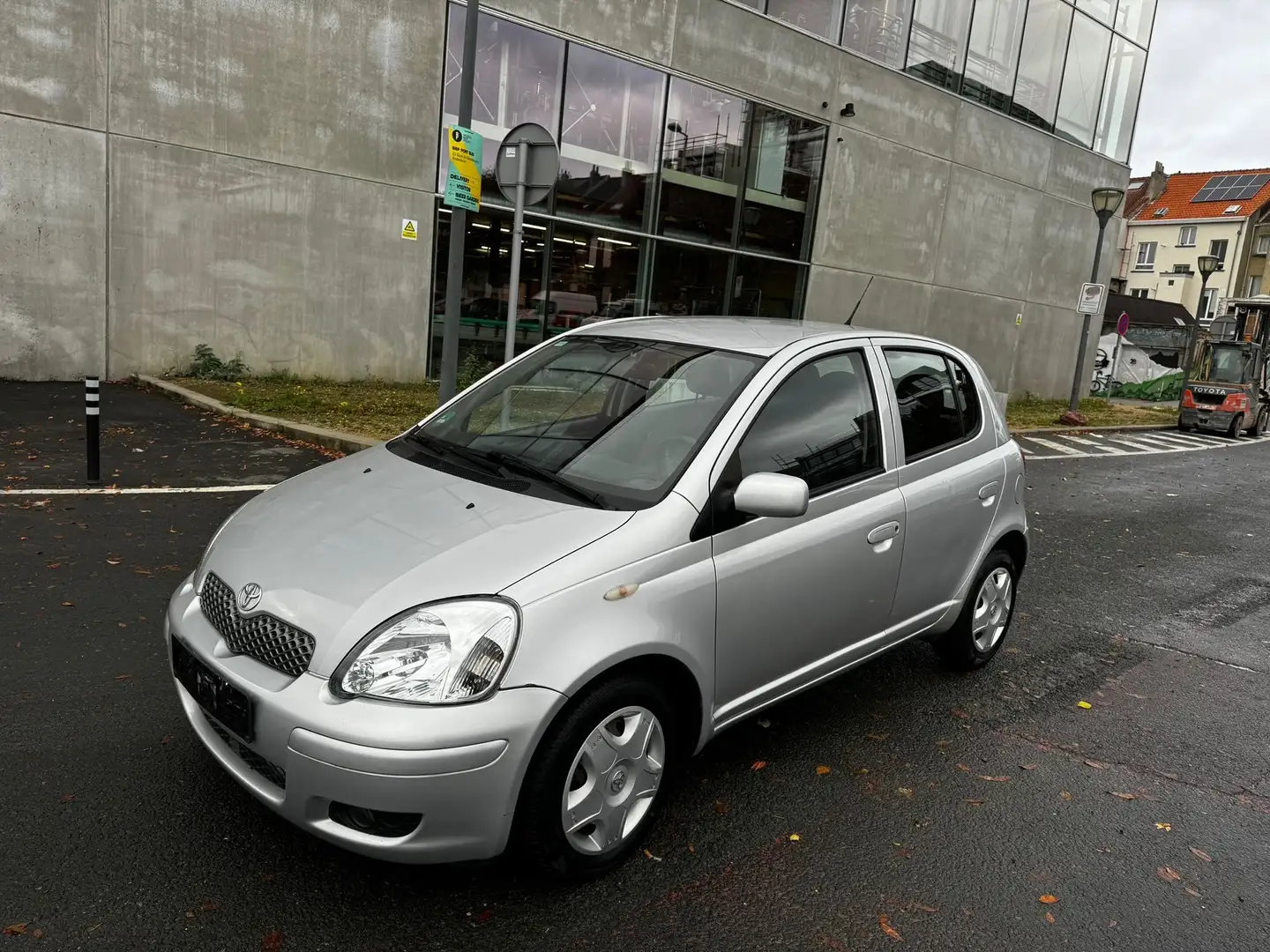 Toyota Yaris 1.3i VVT-i AIRCO CONTRÔLE TECHNIQUE OK Sol Argent - 1