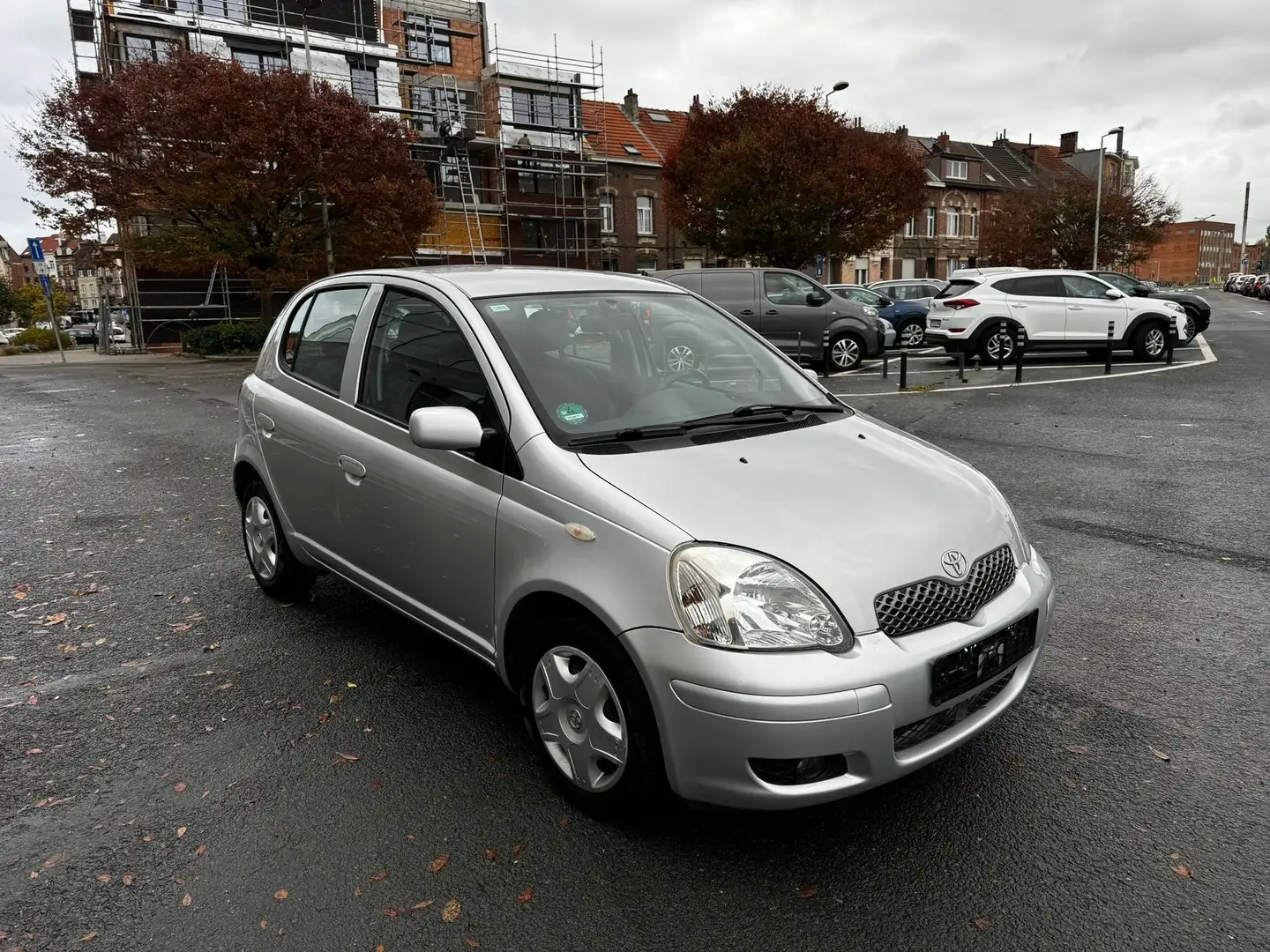Toyota Yaris 1.3i VVT-i AIRCO CONTRÔLE TECHNIQUE OK Sol Argent - 2