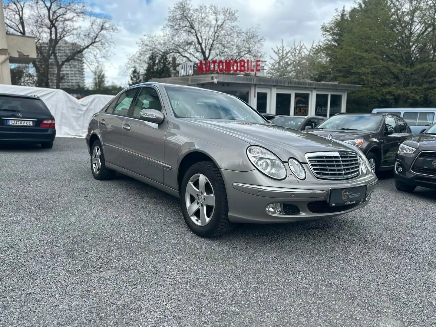 Mercedes-Benz E 320 Lim.-AUTM.-STH-SHZ-NAVI-AHK-PDC-8 Fach Alu Silber - 1