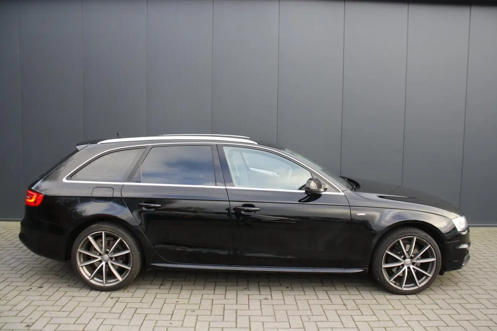 Audi A4 Avant 2.0 TDI 150PK EURO 5 S Edition AUTOMAAT - NA Schwarz - 2