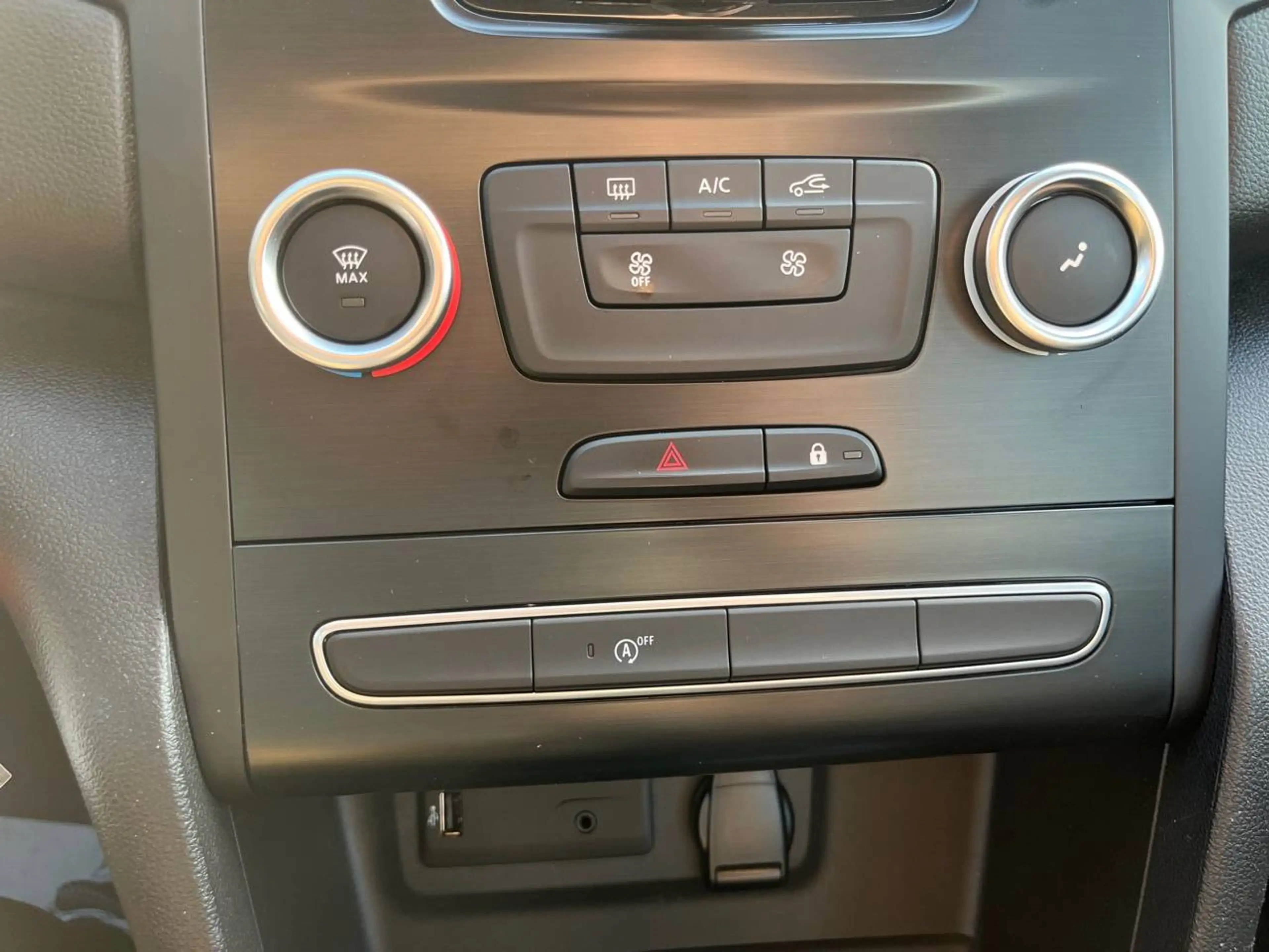 Renault Megane Megane 1.0 TCe Life GFP — photo 11