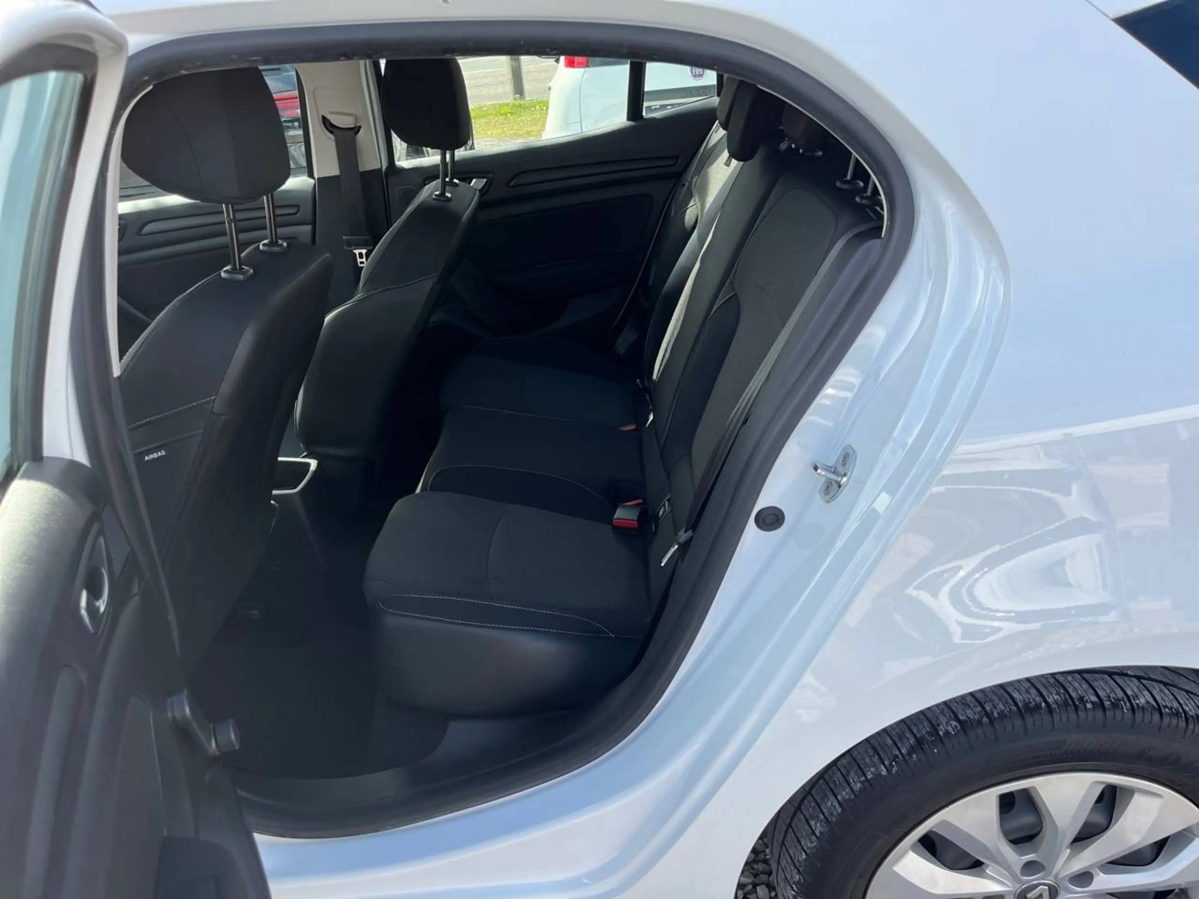 Renault Megane Megane 1.0 TCe Life GFP — photo 6