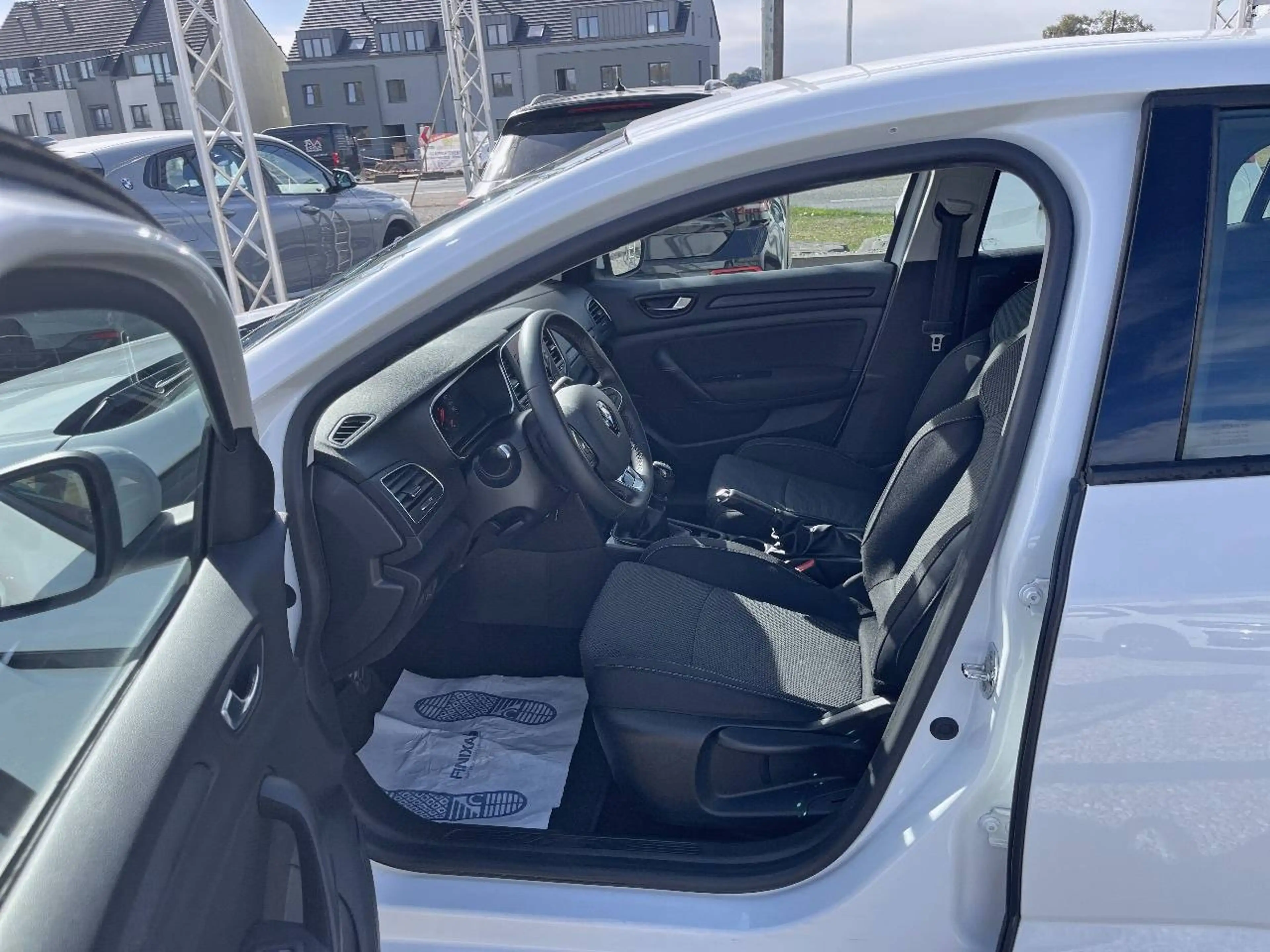 Renault Megane Megane 1.0 TCe Life GFP — photo 5