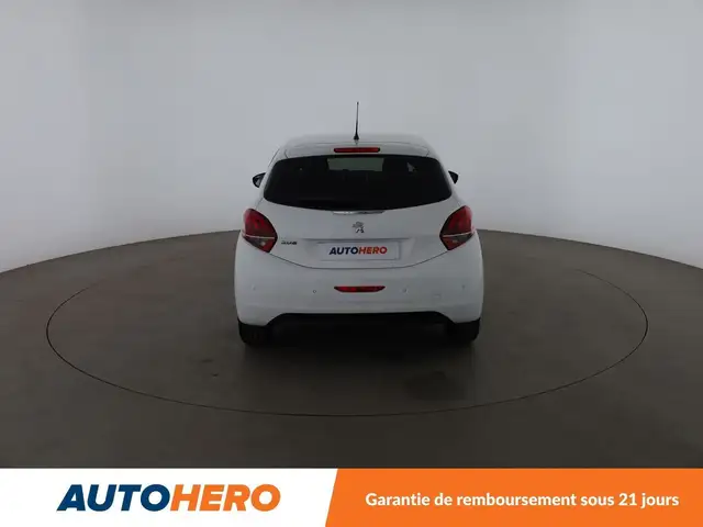 Peugeot 208 view 5