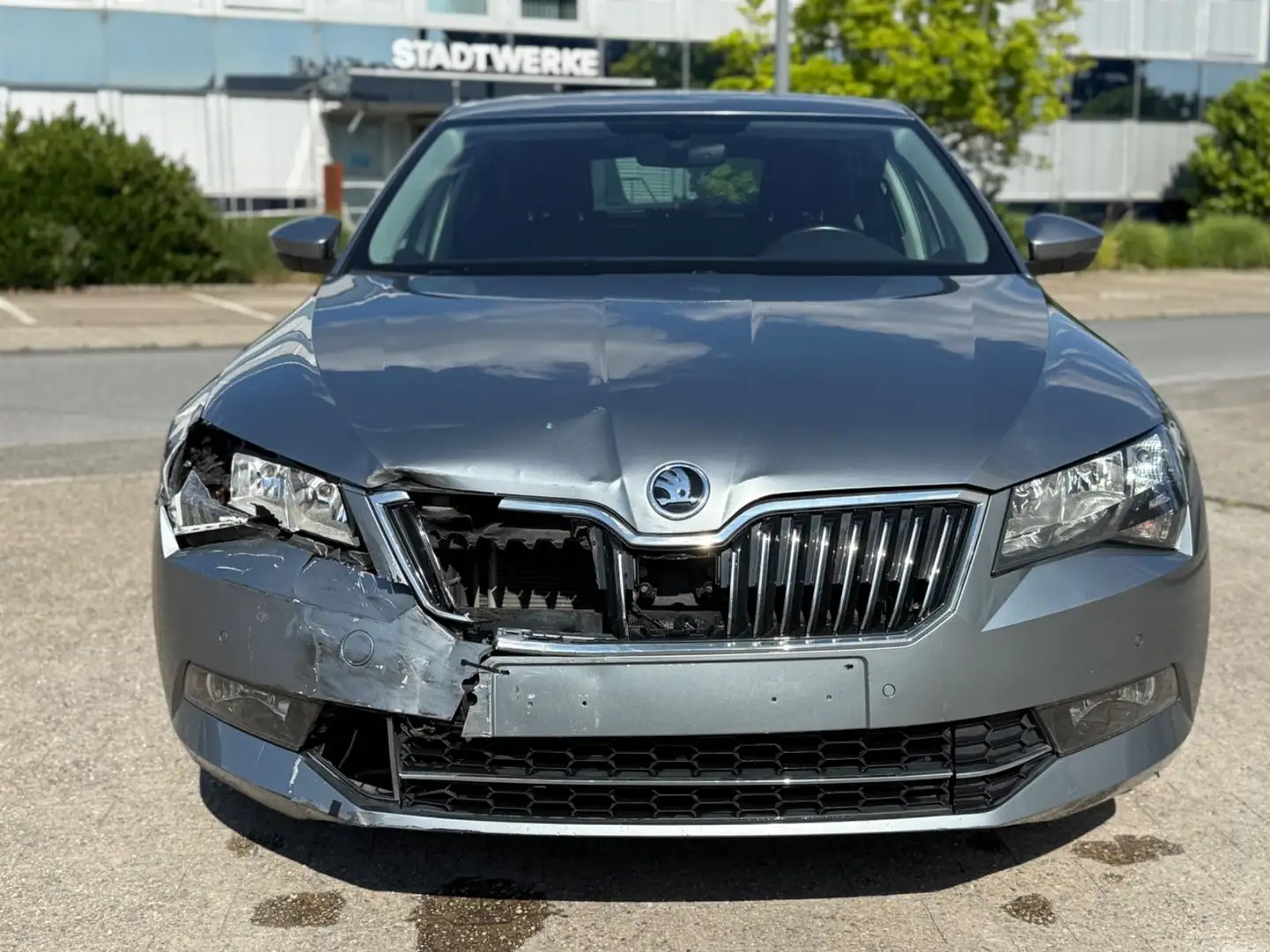 Skoda Superb 1.6 TDI Limousine:Kamera,Navi,SHZ,AHK,Eu6 Grau - 2