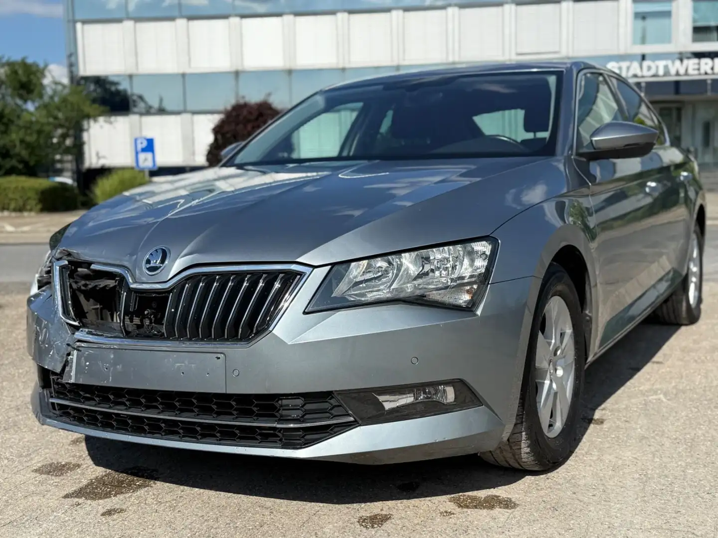 Skoda Superb 1.6 TDI Limousine:Kamera,Navi,SHZ,AHK,Eu6 Grau - 1