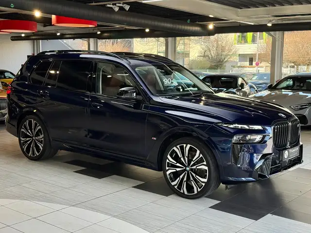 BMW X7 M view 4