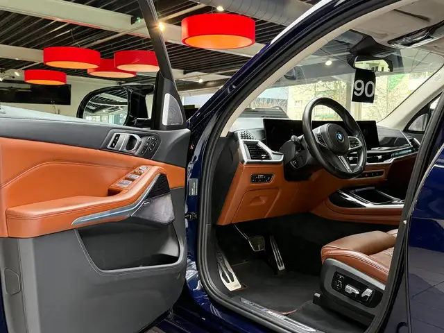BMW X7 M view 11