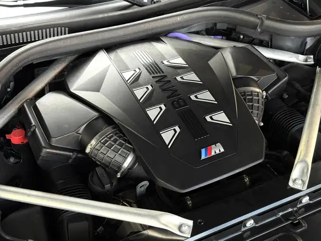 BMW X7 M view 7