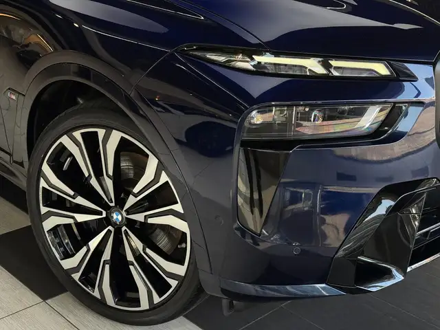 BMW X7 M view 5