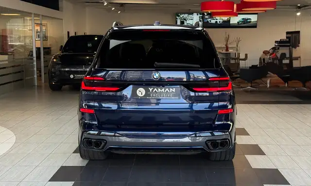 BMW X7 M view 9