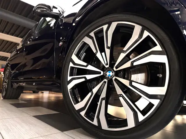 BMW X7 M view 6