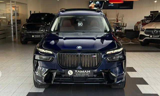 BMW X7 M view 3