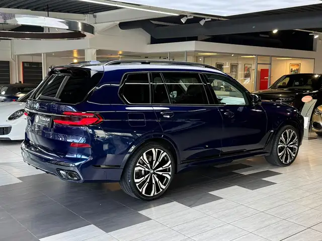 BMW X7 M view 8
