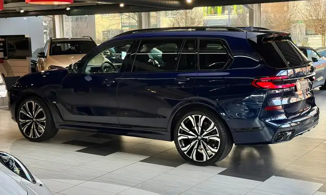 BMW X7 M view 10