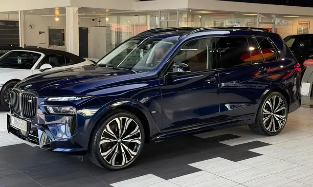BMW X7 M view 2