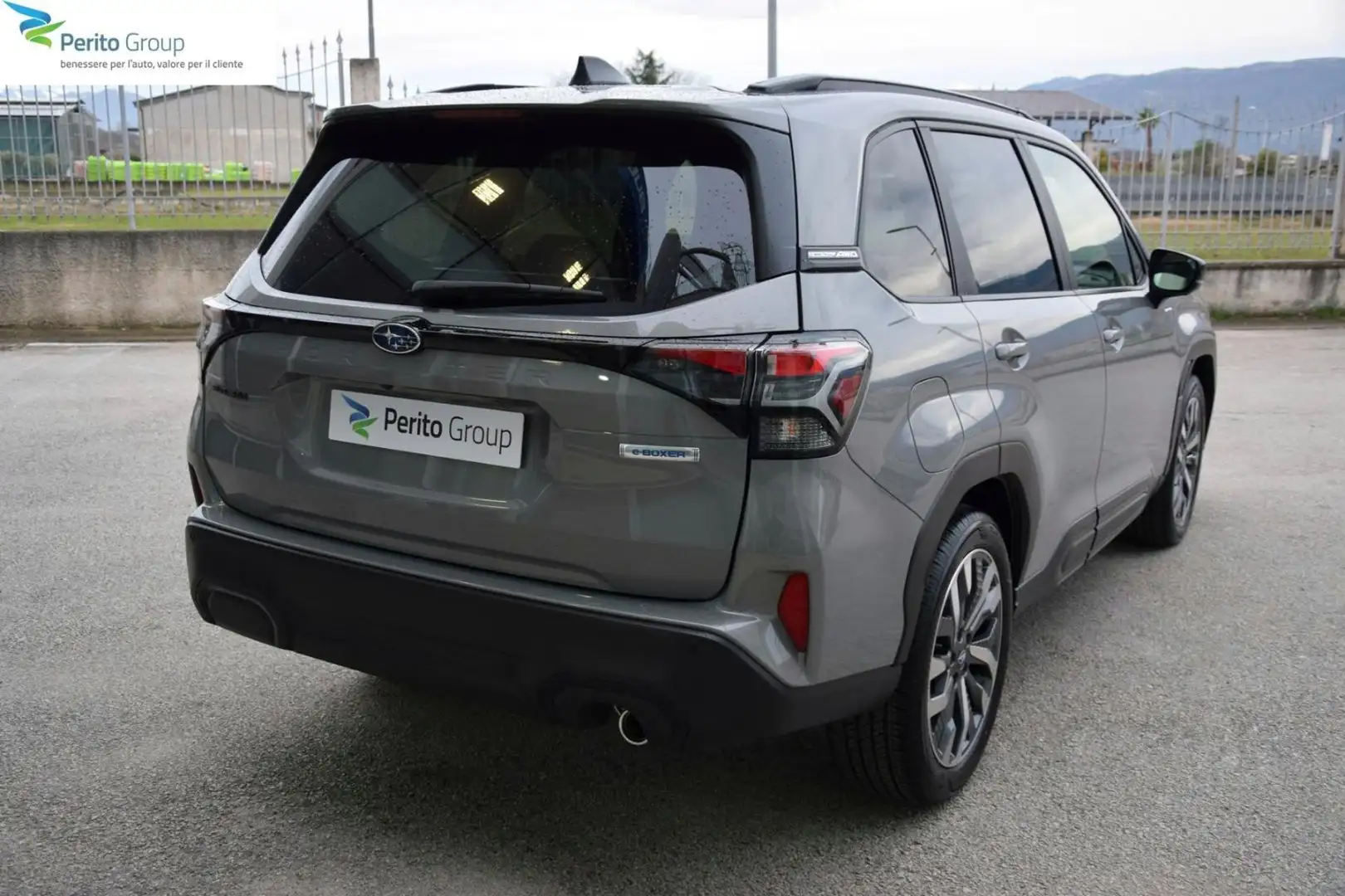 Subaru Forester 2.0 e-Boxer MHEV CVT Lineartronic Premium Gris - 2