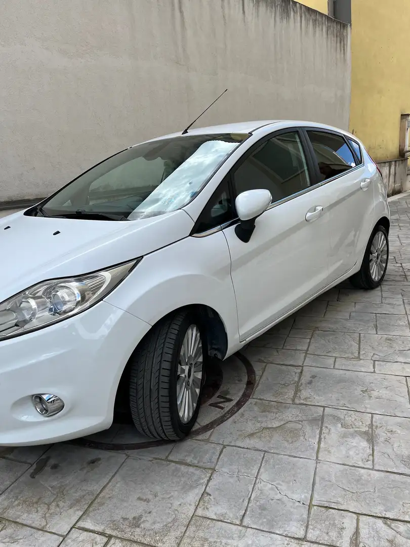 Ford Fiesta Fiesta 5p 1.6 tdci Individual dpf Bianco - 1