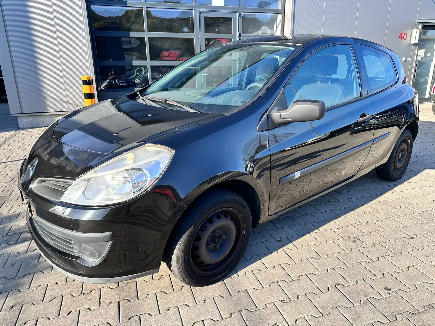 Renault Clio Authentique Schwarz - 2