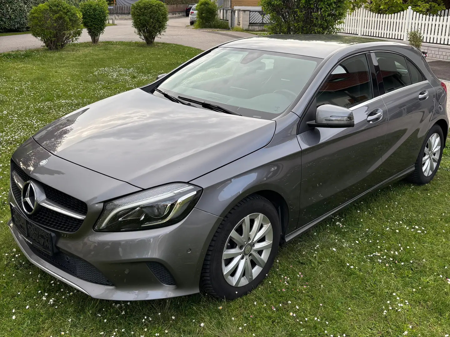 Mercedes-Benz A 160 Austria Edition Grau - 2
