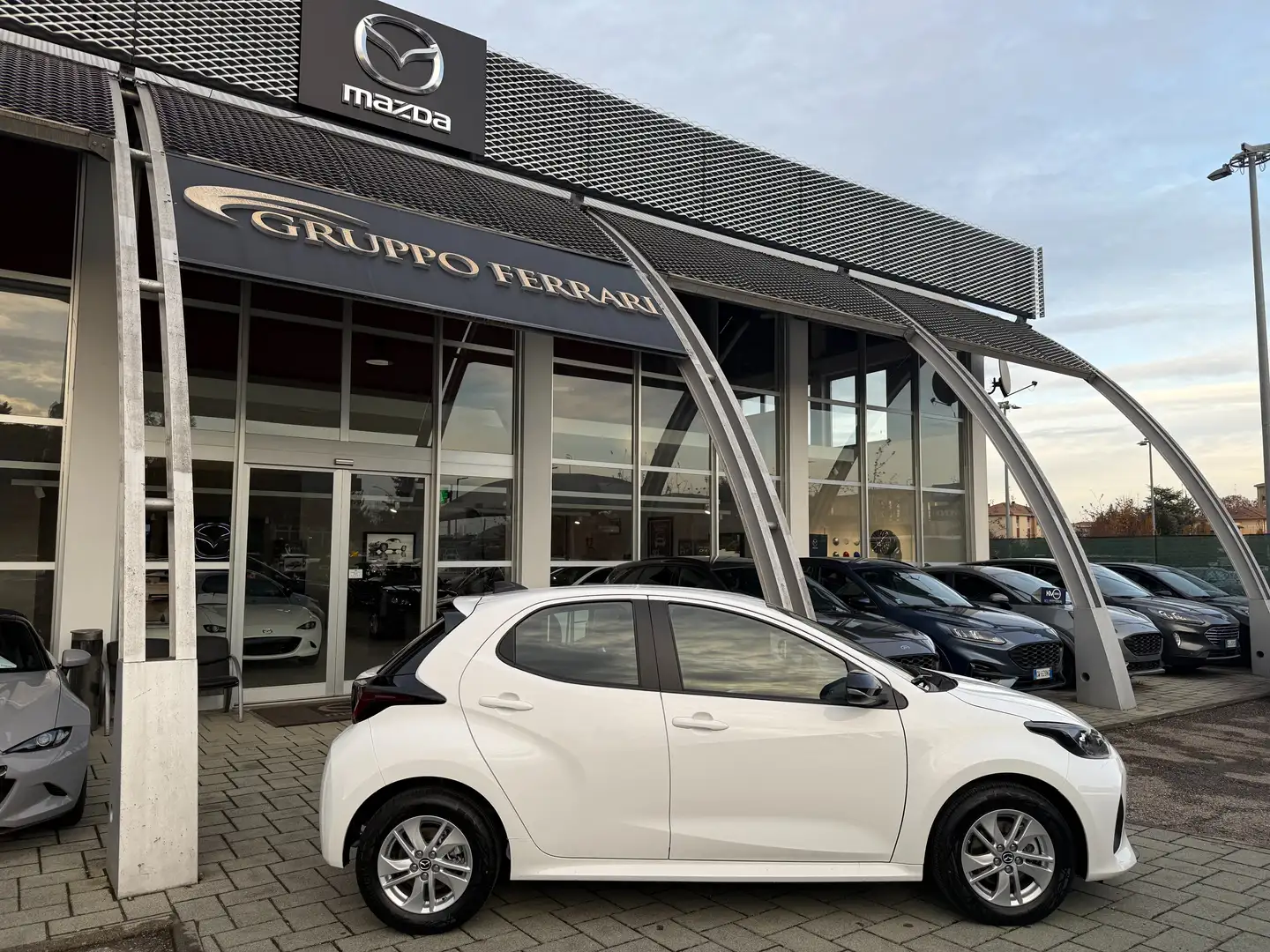 Mazda 2 1.5 vvt full hybrid electric Centre Line e-cvt Bianco - 2