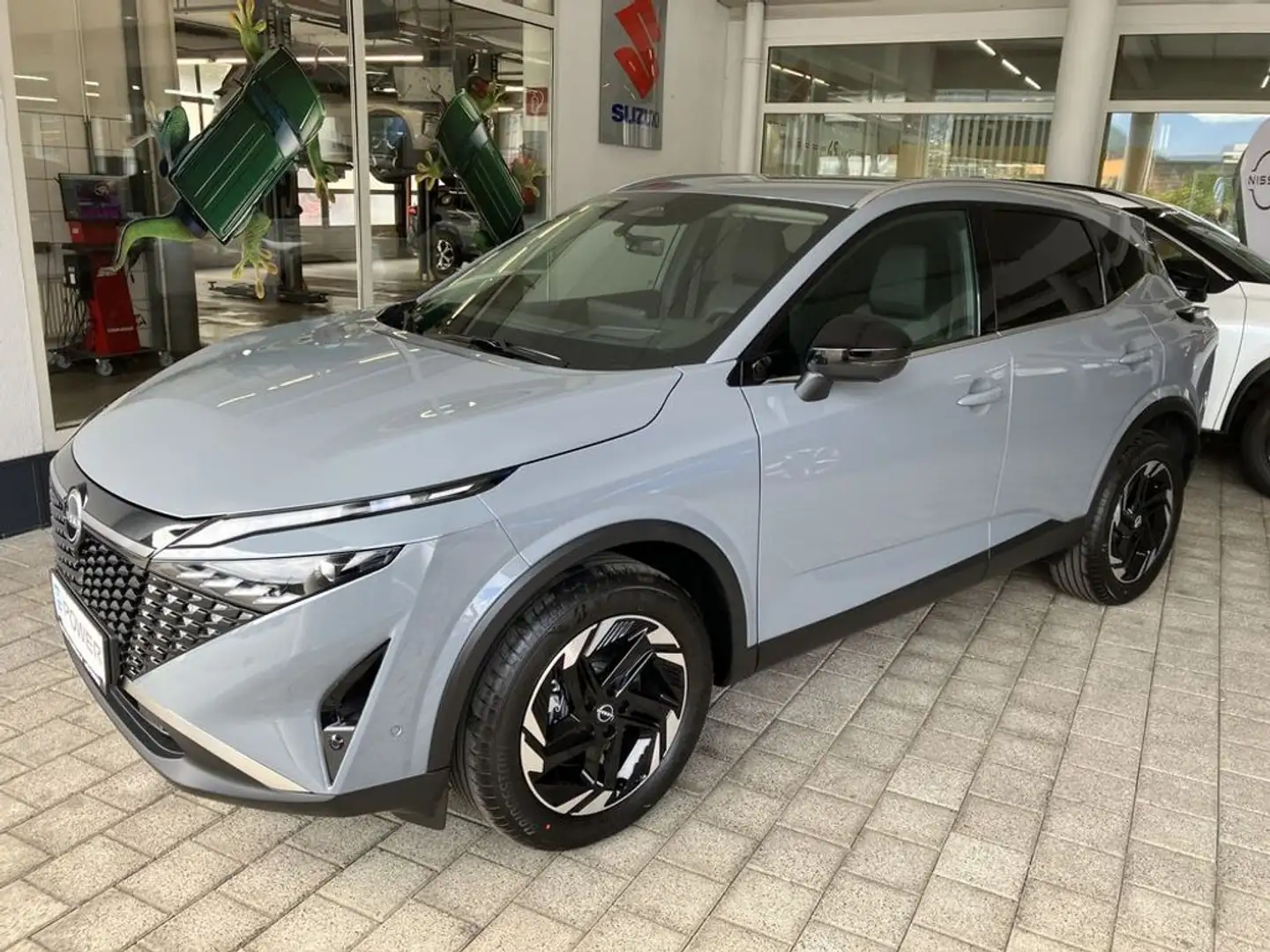 Nissan Qashqai 1,3 DIG-T MHEV 4x4 N-Connecta+ Xtronic Grau - 2