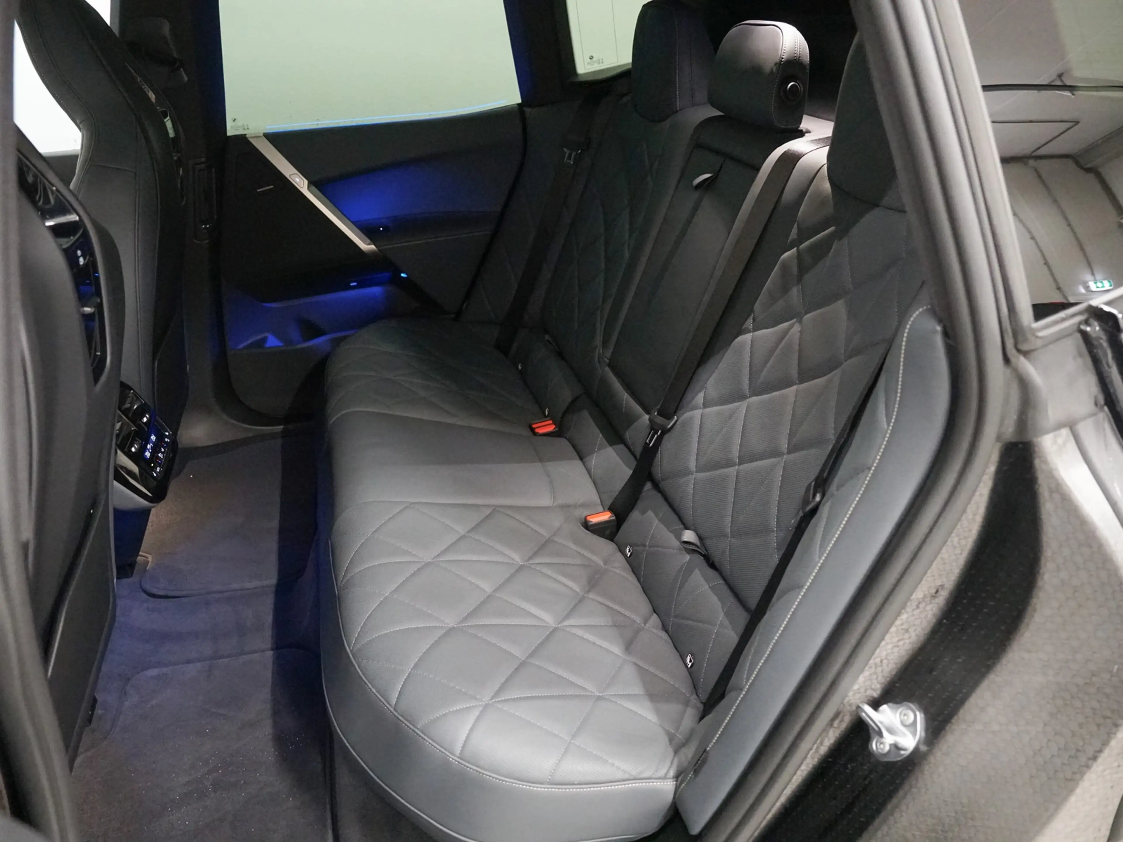 BMW iX xDrive50 112 kWh Skylounge | CoPilot | Stoelventil — photo 33