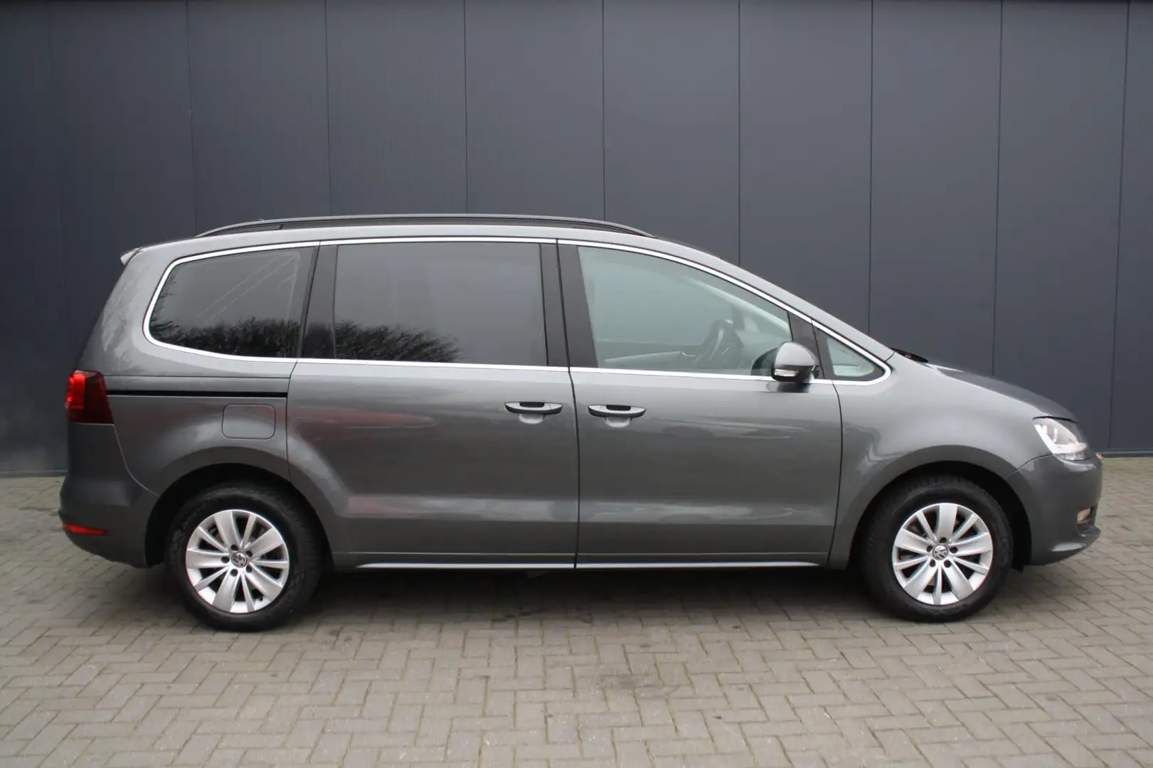 Volkswagen Sharan 2.0 TDI 150PK EURO 6 NAVIGATIE - PDC - CLIMATE CON Grau - 2