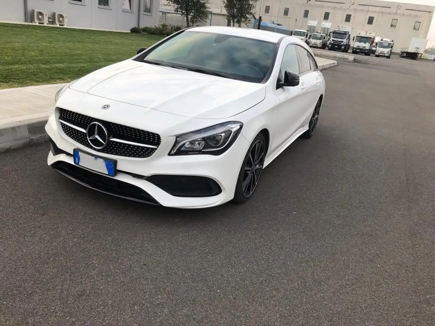 Mercedes-Benz CLA 200 CLA Shooting Brake 200d 4matic AMG line Bianco - 2