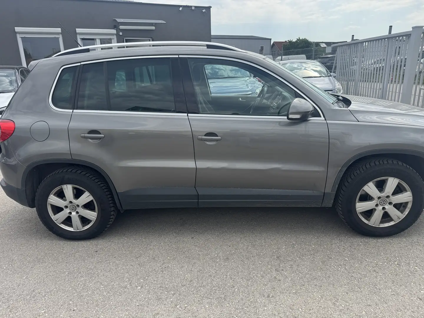 Volkswagen Tiguan Sport Grau - 2