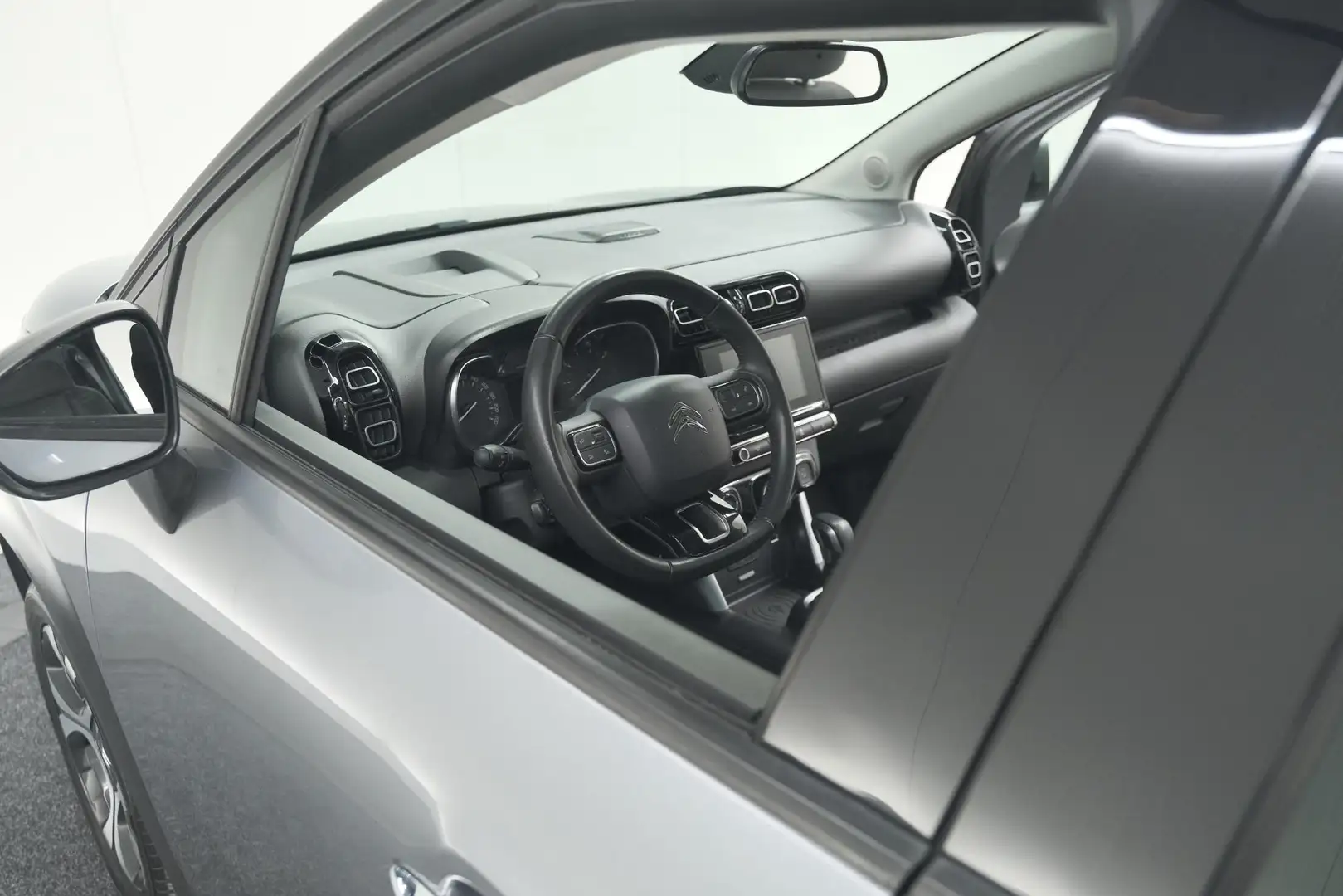 Citroen C3 Aircross PureTech 110 EAT6 Shine | Trekhaak | Panoramadak | Grijs - 2