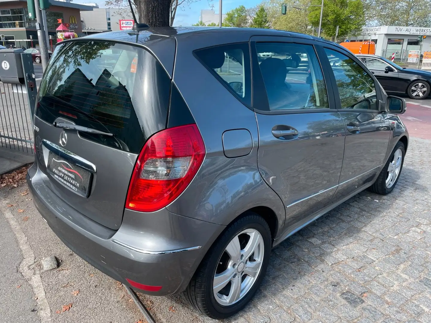 Mercedes-Benz A 150 A150 AVANTGARDE BlueEFF.*KLIMA*5-TÜRER*5-GANG* Šedá - 2