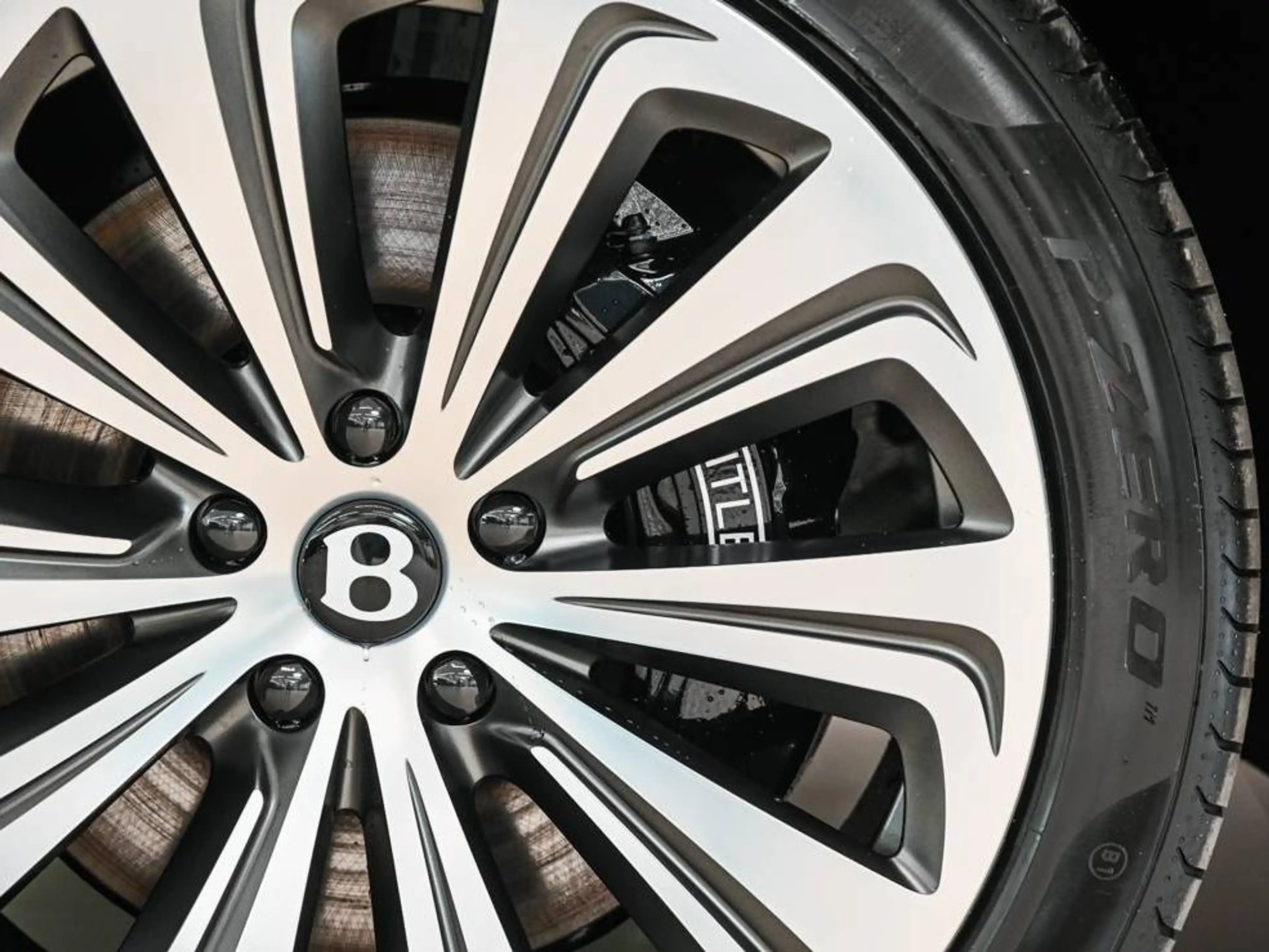 Bentley Bentayga Bentayga 4.0 Twin Turbo V8 Atelier Edition — photo 9