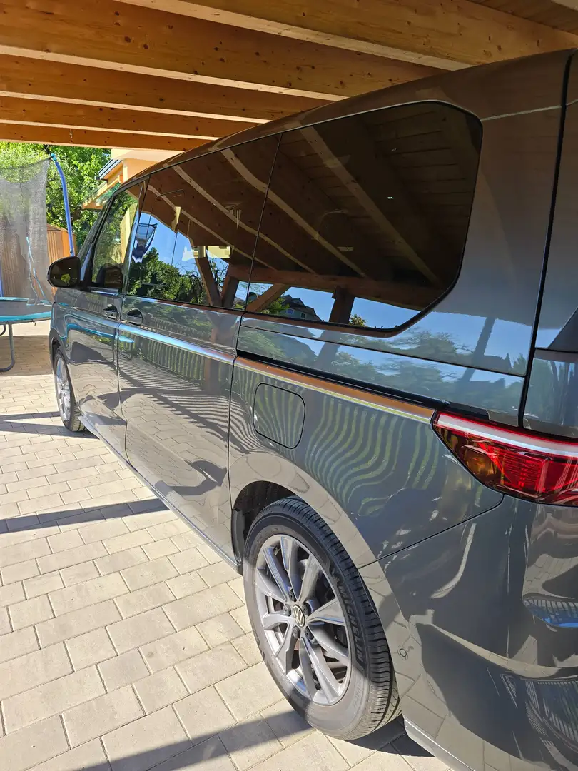 Volkswagen T7 Multivan Style Grau - 2