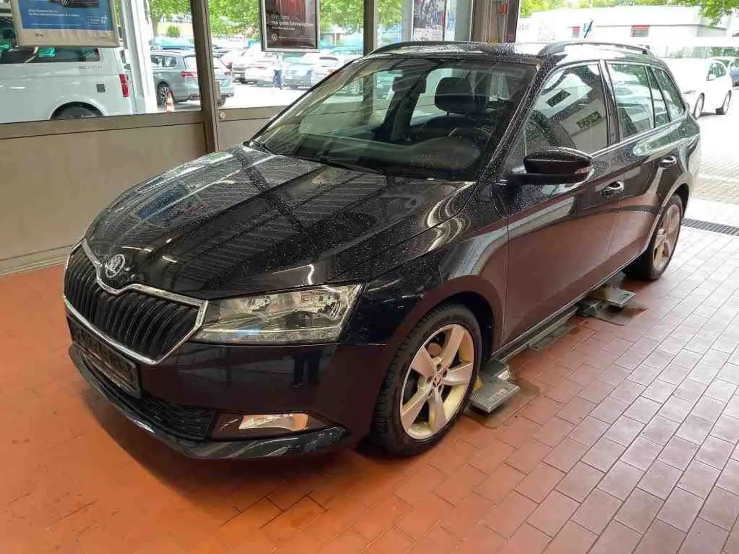 Skoda Fabia Combi 1.0 TSI Active Schwarz - 2