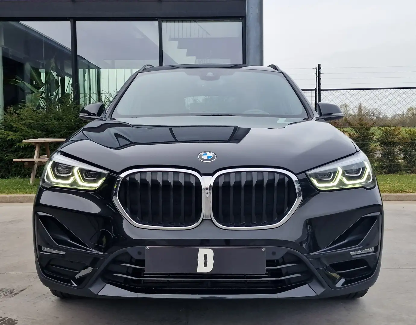 BMW X1 1.5iA xDrive 25e/HUD/Sport Seats/Camera/Trekhaak Schwarz - 2
