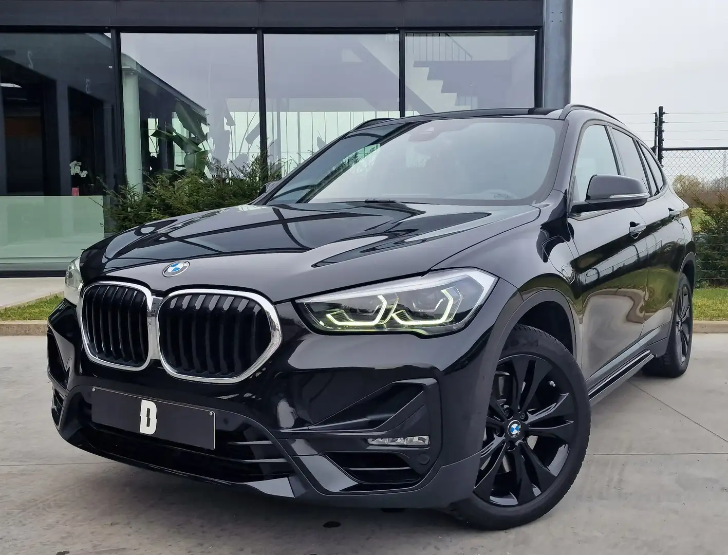BMW X1 1.5iA xDrive 25e/HUD/Sport Seats/Camera/Trekhaak Schwarz - 1