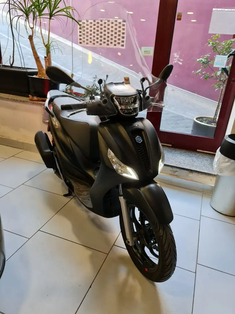 Piaggio Medley 125 CANALE NOLEGGIO crna - 1