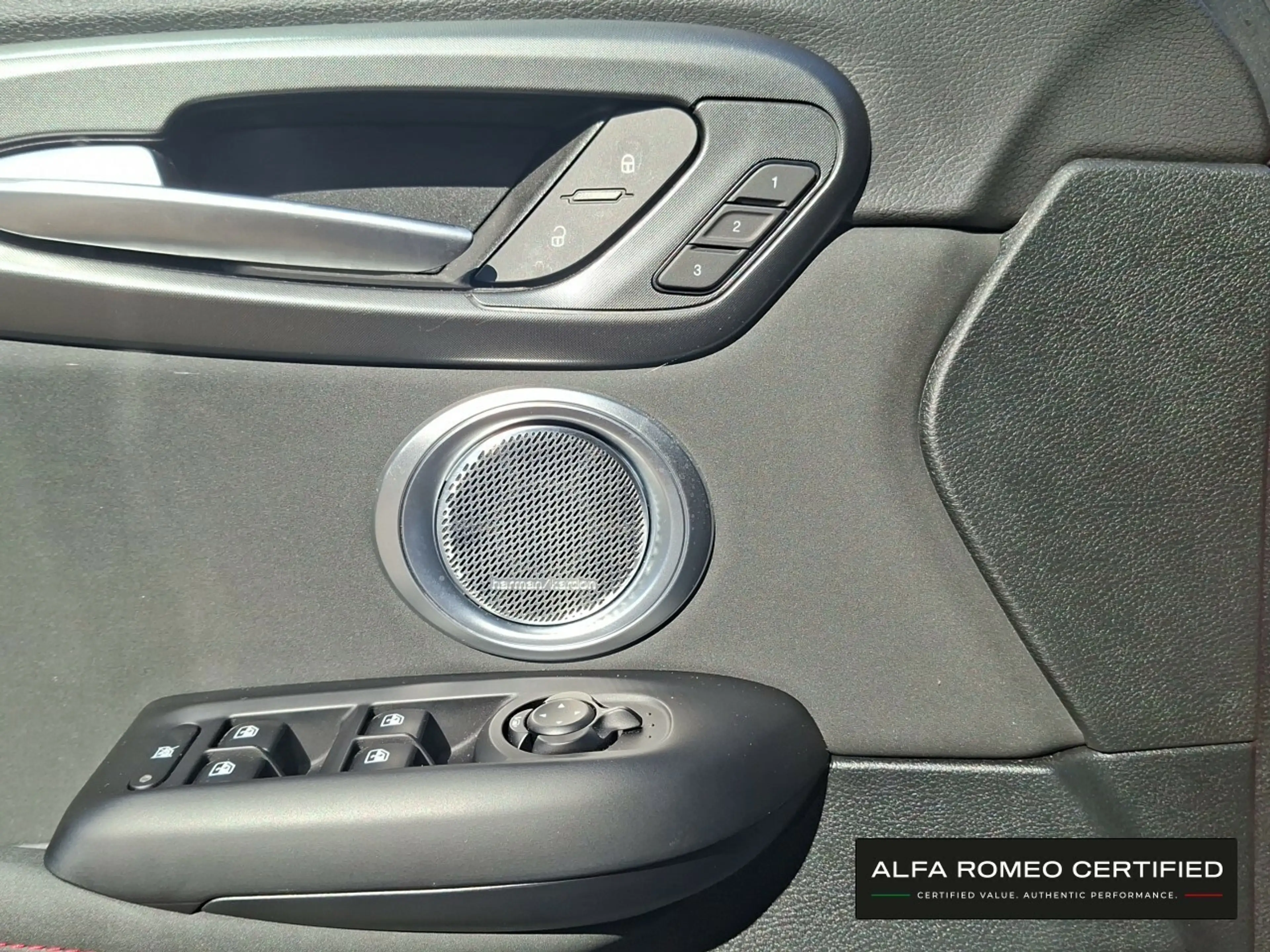 Alfa Romeo Tonale Tributo Italiano 1.5 VGT MildHybrid — photo 19