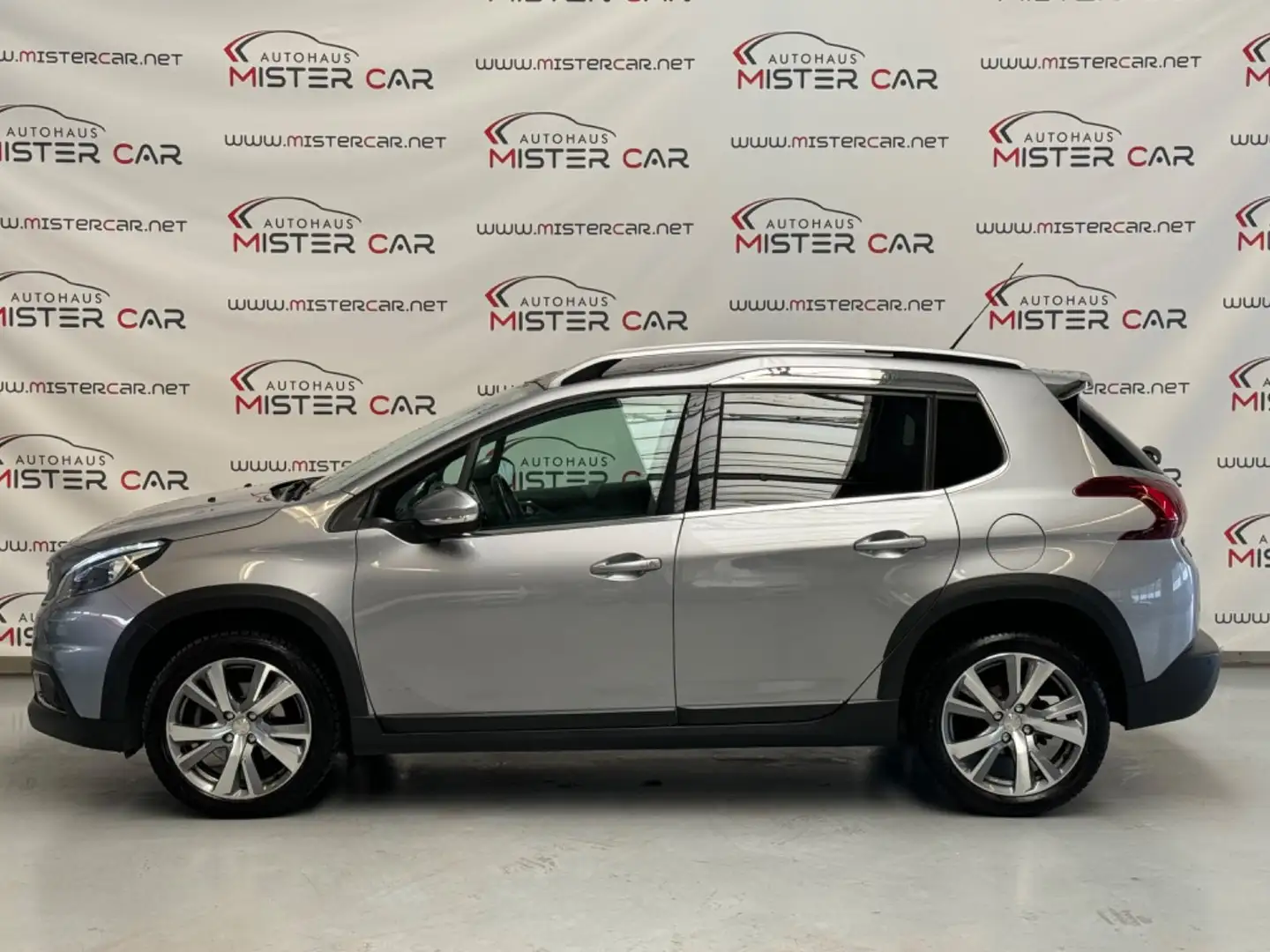 Peugeot 2008 Allure PANO/KAM/Navi/Leder/PDC/SHZ/ALU Grau - 2