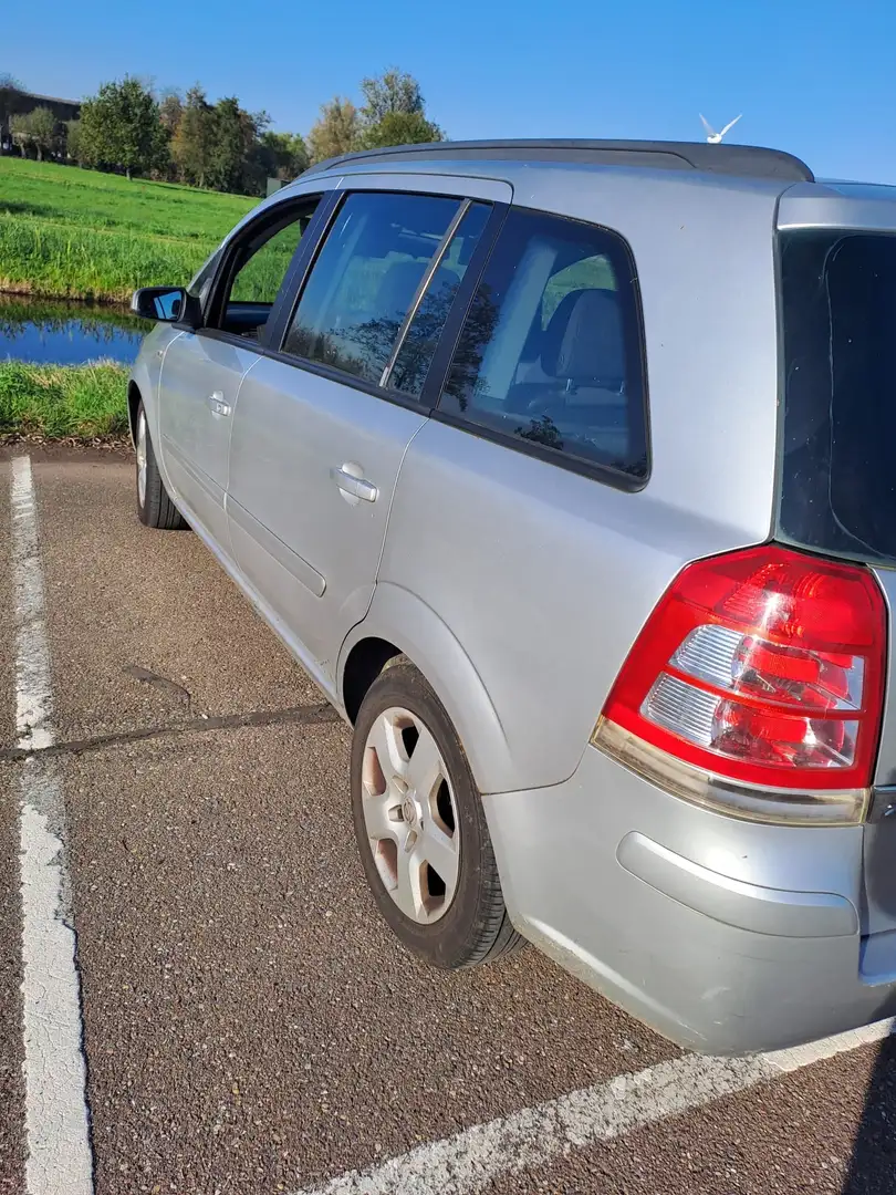 Opel Zafira 1.6 Essentia Grijs - 1