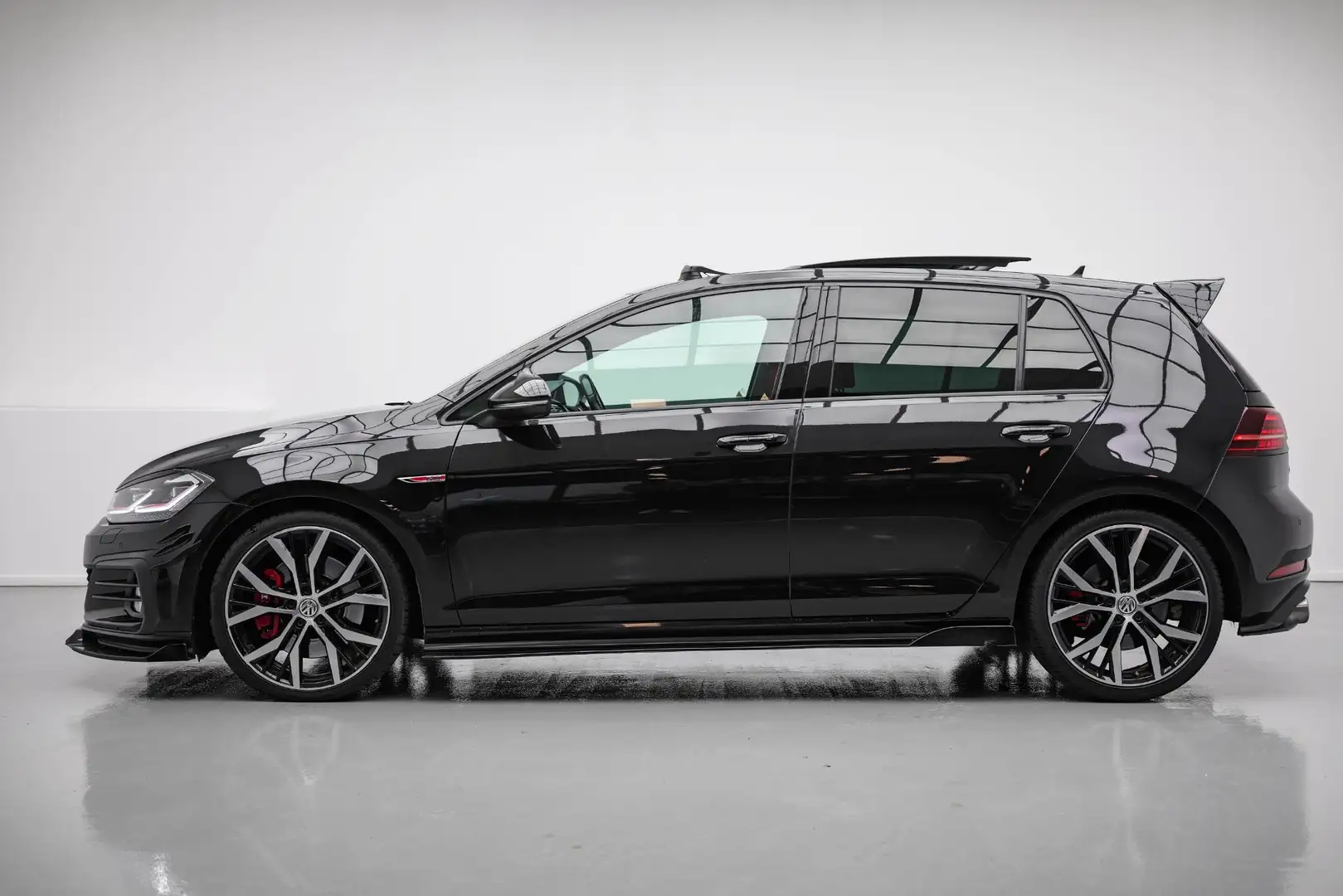 Volkswagen Golf GTI 2.0 TSI Performance |Pano|Camera|Dodehoek|ACC| Zwart - 2